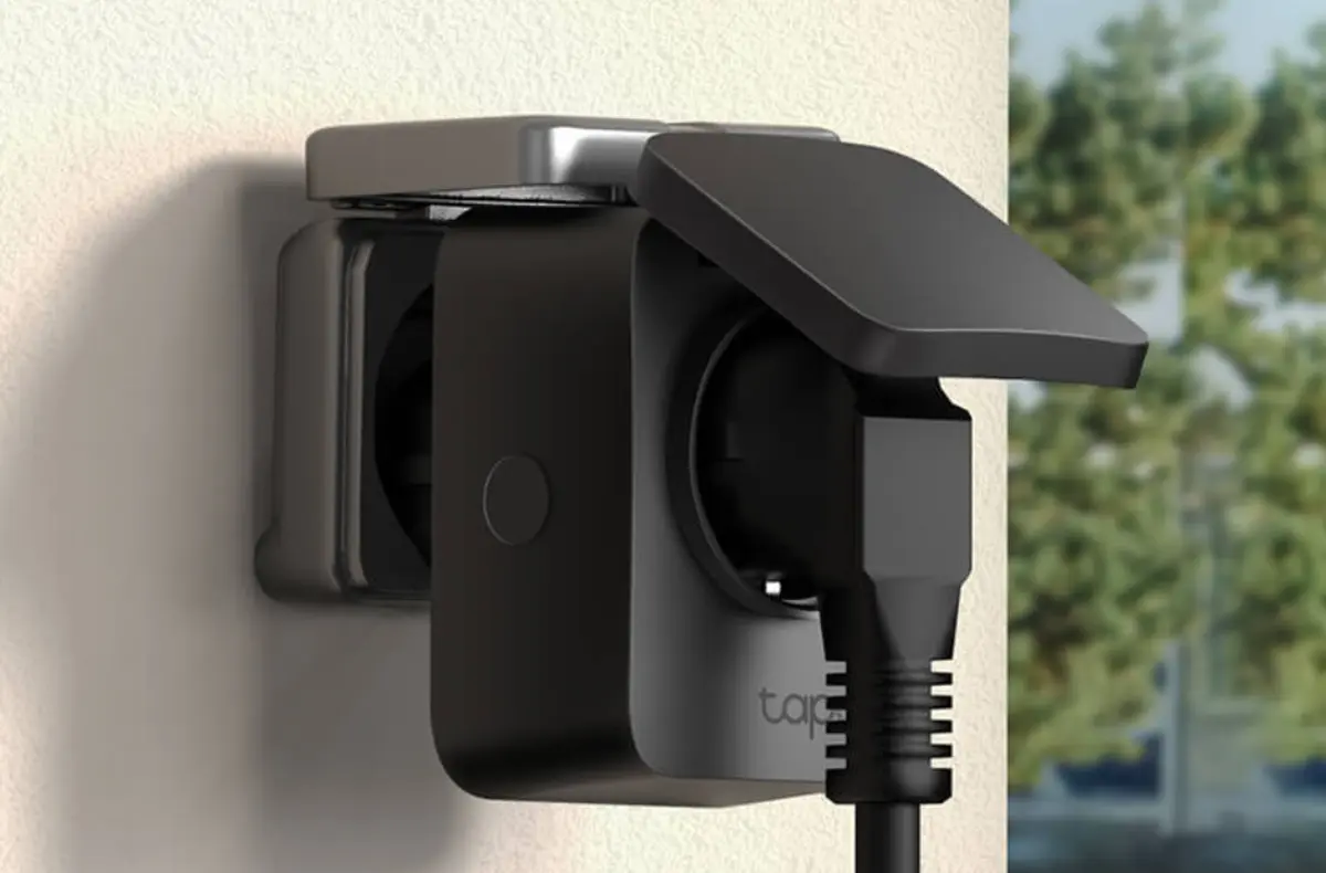 Vonkajšia inteligentná zásuvka TP-Link s odolnosťou a schopnosťou monitorovať solárne panely